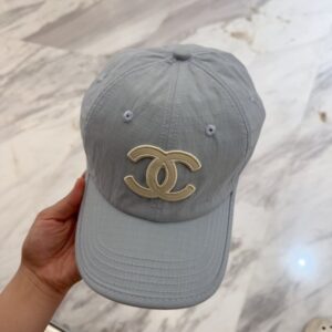 【AT12037】フランスのクラシックデザインにインスパイアされた高品質グレーベースボールキャップ | Chanel