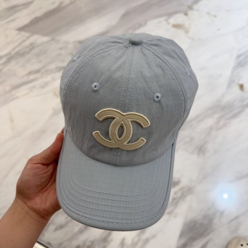 【AT12037】フランスのクラシックデザインにインスパイアされた高品質グレーベースボールキャップ | Chanel