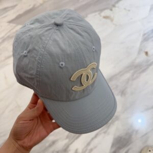 【AT12037】フランスのクラシックデザインにインスパイアされた高品質グレーベースボールキャップ | Chanel