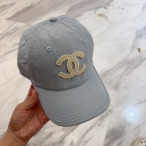 【AT12037】フランスのクラシックデザインにインスパイアされた高品質グレーベースボールキャップ | Chanel