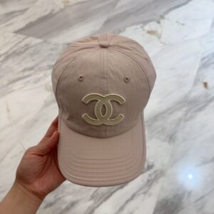 【AT12038】CHANELのエレガントなロゴベースボールキャップ - 優雅な杏色デザイン | Chanel Paris