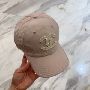 【AT12038】CHANELのエレガントなロゴベースボールキャップ - 優雅な杏色デザイン | Chanel Paris