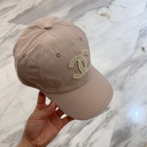 【AT12038】CHANELのエレガントなロゴベースボールキャップ - 優雅な杏色デザイン | Chanel Paris