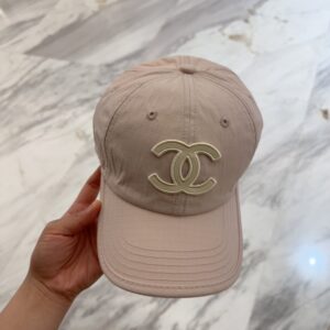 【AT12038】CHANELのエレガントなロゴベースボールキャップ - 優雅な杏色デザイン | Chanel Paris