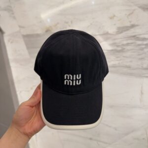 【AT12039】ミュウミュウの刺繍入りブラック野球帽 | Miu Miu