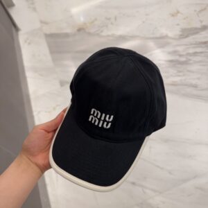 【AT12039】ミュウミュウの刺繍入りブラック野球帽 | Miu Miu