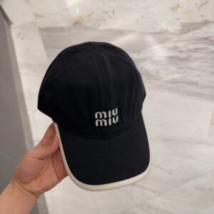 【AT12039】ミュウミュウの刺繍入りブラック野球帽 | Miu Miu