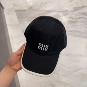【AT12039】ミュウミュウの刺繍入りブラック野球帽 | Miu Miu