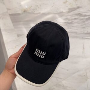 【AT12039】ミュウミュウの刺繍入りブラック野球帽 | Miu Miu