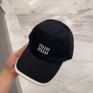 【AT12039】ミュウミュウの刺繍入りブラック野球帽 | Miu Miu