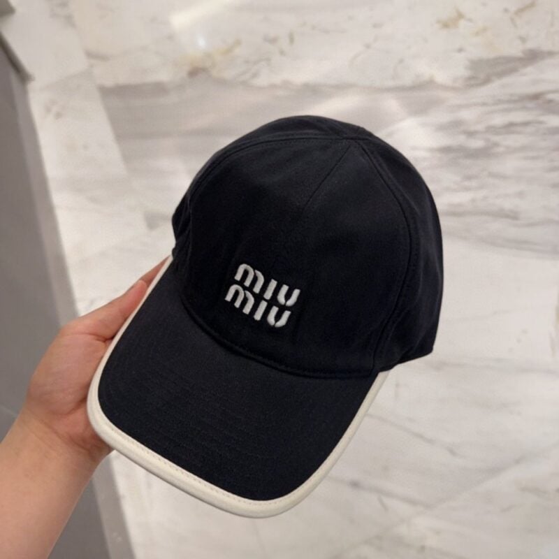 【AT12039】ミュウミュウの刺繍入りブラック野球帽 | Miu Miu