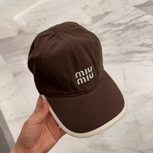 【AT12040】ミュウミュウのクラシック野球帽 - 高級コーヒーカラーとミルキーホワイトのお洒落なアイテム | Miu Miu
