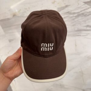 【AT12040】ミュウミュウのクラシック野球帽 - 高級コーヒーカラーとミルキーホワイトのお洒落なアイテム | Miu Miu