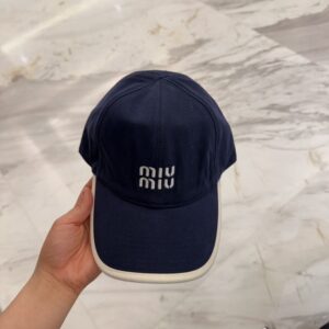 【AT12042】ミュウミュウの刺繍ロゴベースボールキャップ - ネイビーブルー | Miu Miu