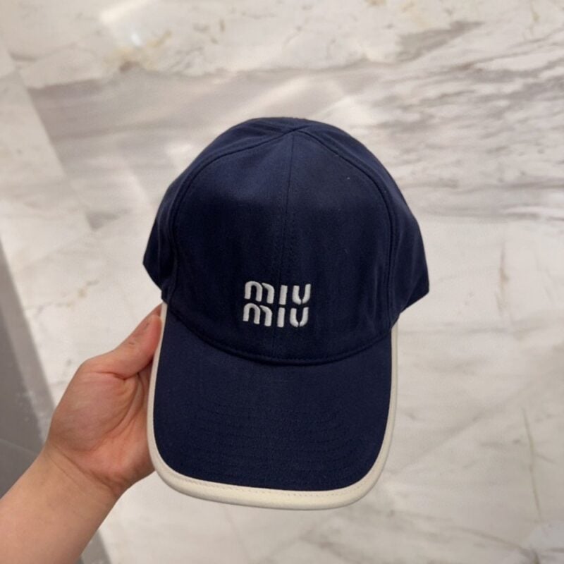 【AT12042】ミュウミュウの刺繍ロゴベースボールキャップ - ネイビーブルー | Miu Miu