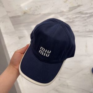 【AT12042】ミュウミュウの刺繍ロゴベースボールキャップ - ネイビーブルー | Miu Miu