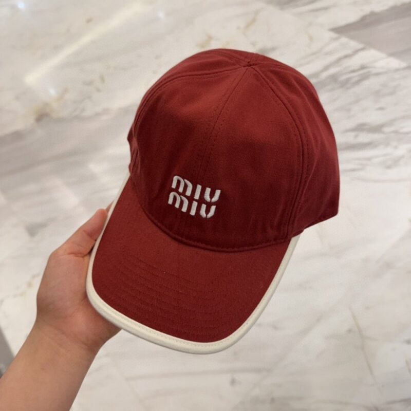 【AT12043】ミュウミュウ Miu Miu カスタムコレクション ワインレッド ロゴ刺繍 ベースボールキャップ | Miu Miu