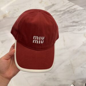 【AT12043】ミュウミュウ Miu Miu カスタムコレクション ワインレッド ロゴ刺繍 ベースボールキャップ | Miu Miu