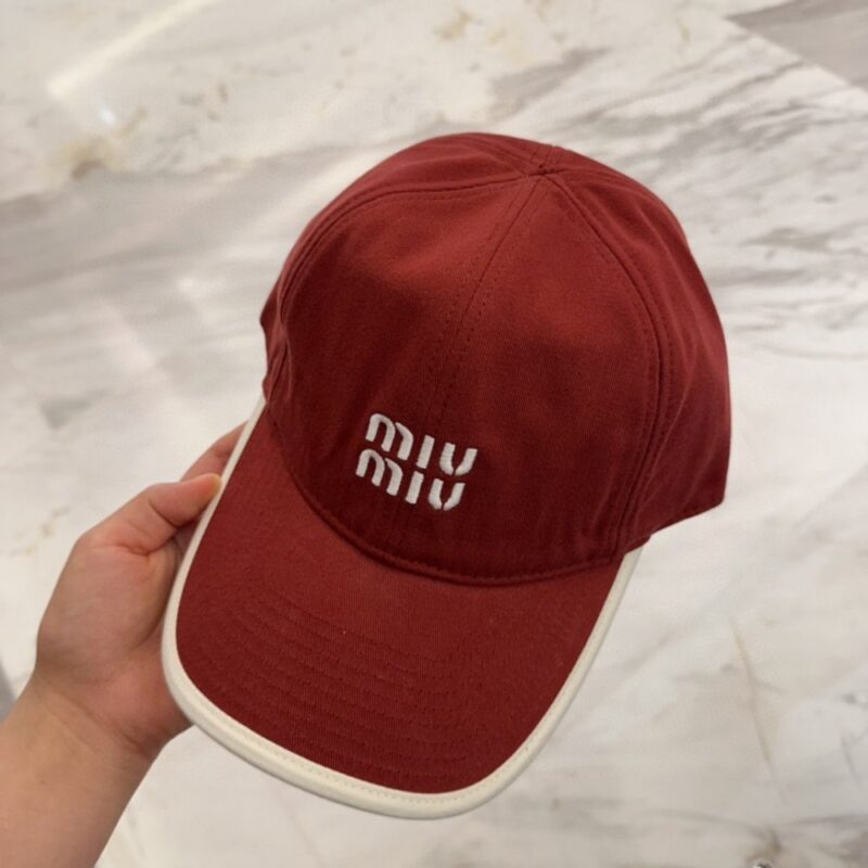 【AT12043】ミュウミュウ Miu Miu カスタムコレクション ワインレッド ロゴ刺繍 ベースボールキャップ | Miu Miu