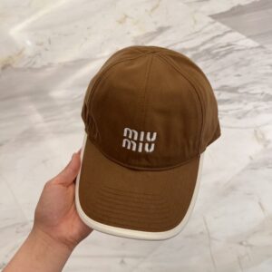 【AT12046】ミュウミュウのキャラメルブラウン 刺繍入り 野球帽 | Miu Miu