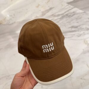 【AT12046】ミュウミュウのキャラメルブラウン 刺繍入り 野球帽 | Miu Miu