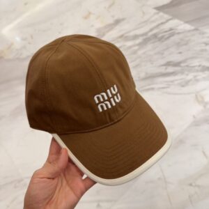 【AT12046】ミュウミュウのキャラメルブラウン 刺繍入り 野球帽 | Miu Miu