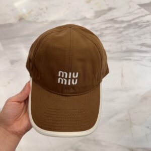【AT12046】ミュウミュウのキャラメルブラウン 刺繍入り 野球帽 | Miu Miu