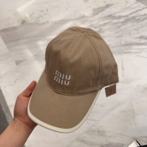 【AT12047】Miu Miuのアプリコット色ベースボールキャップ - 高級感ある都市ファッションアイテム | Miu Miu
