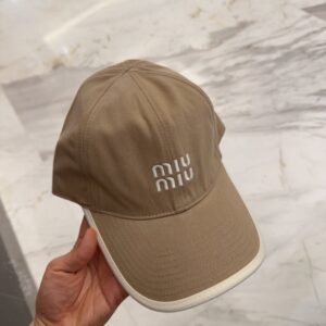 【AT12047】Miu Miuのアプリコット色ベースボールキャップ - 高級感ある都市ファッションアイテム | Miu Miu