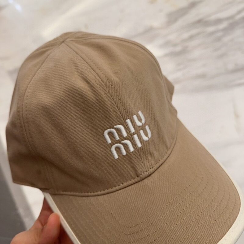 【AT12047】Miu Miuのアプリコット色ベースボールキャップ - 高級感ある都市ファッションアイテム | Miu Miu