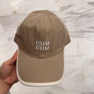 【AT12047】Miu Miuのアプリコット色ベースボールキャップ - 高級感ある都市ファッションアイテム | Miu Miu