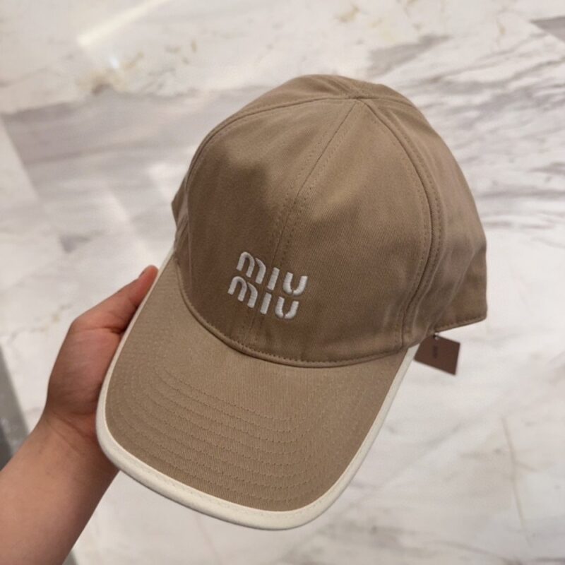 【AT12047】Miu Miuのアプリコット色ベースボールキャップ - 高級感ある都市ファッションアイテム | Miu Miu