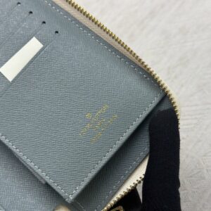 【AT13378】高級キャリーバッグ用財布 - 輝く都市のエリート向けカーフスキン旅行財布 | Louis Vuitton Paris