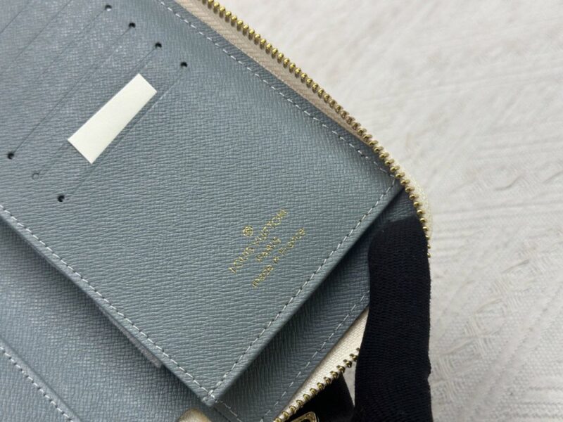 【AT13378】高級キャリーバッグ用財布 - 輝く都市のエリート向けカーフスキン旅行財布 | Louis Vuitton Paris