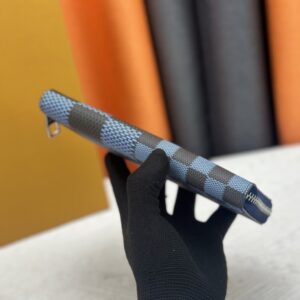 【AT13379】ルイ・ヴィトンのチェッカーパターンカーフスキン財布 - ファッションと実用を完璧に融合した贅沢アイテム | Louis Vuitton