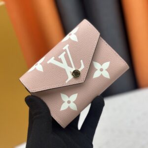 【AT13380】ルイ・ヴィトンVictorineコレクションの優雅なピンク財布 - モノグラムエンプレイントレザー | Louis Vuitton