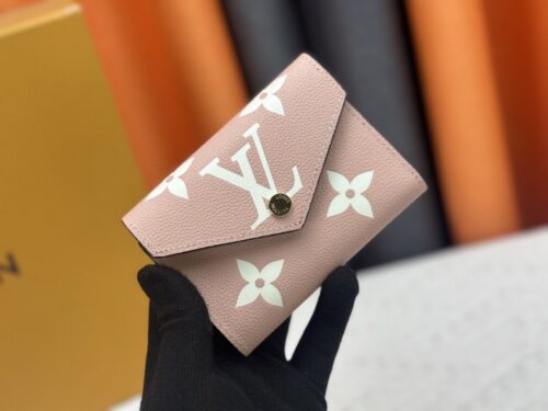 【AT13380】ルイ・ヴィトンVictorineコレクションの優雅なピンク財布 - モノグラムエンプレイントレザー | Louis Vuitton