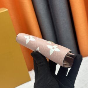 【AT13380】ルイ・ヴィトンVictorineコレクションの優雅なピンク財布 - モノグラムエンプレイントレザー | Louis Vuitton