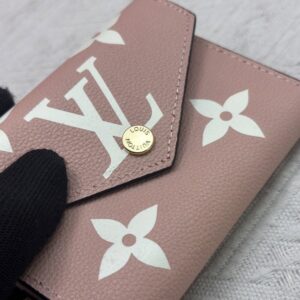【AT13380】ルイ・ヴィトンVictorineコレクションの優雅なピンク財布 - モノグラムエンプレイントレザー | Louis Vuitton