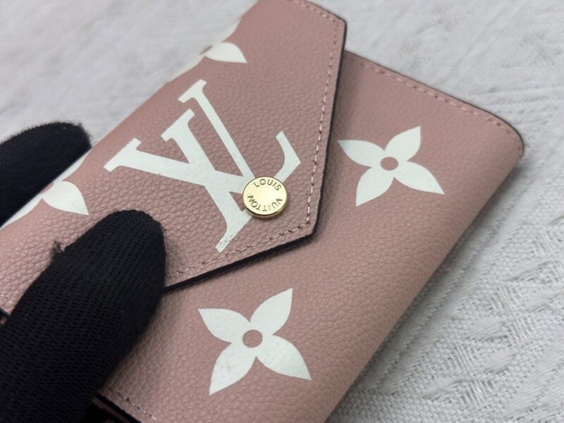 【AT13380】ルイ・ヴィトンVictorineコレクションの優雅なピンク財布 - モノグラムエンプレイントレザー | Louis Vuitton