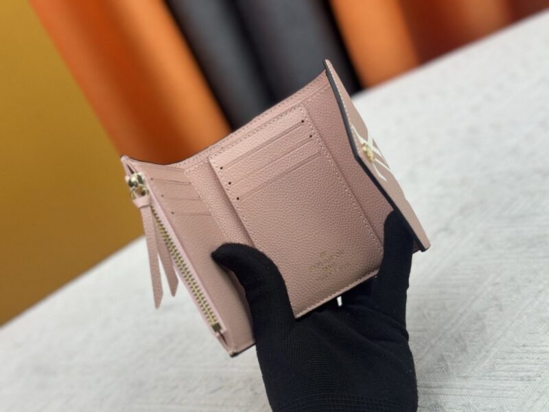【AT13380】ルイ・ヴィトンVictorineコレクションの優雅なピンク財布 - モノグラムエンプレイントレザー | Louis Vuitton