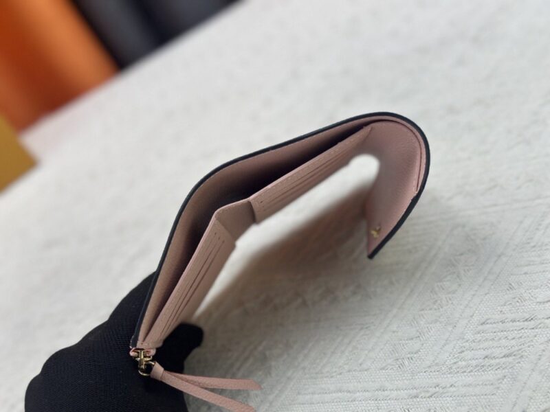 【AT13380】ルイ・ヴィトンVictorineコレクションの優雅なピンク財布 - モノグラムエンプレイントレザー | Louis Vuitton