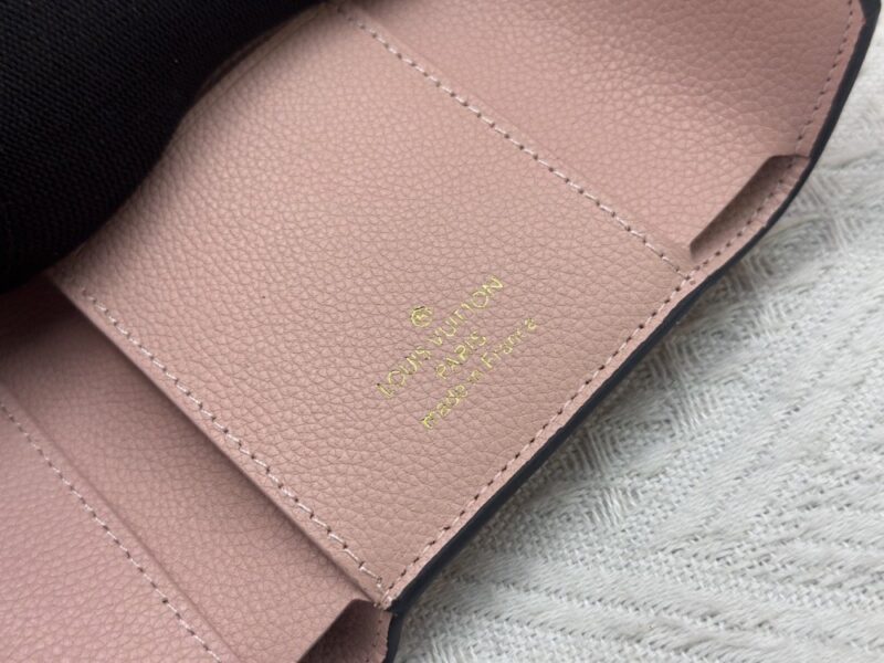 【AT13380】ルイ・ヴィトンVictorineコレクションの優雅なピンク財布 - モノグラムエンプレイントレザー | Louis Vuitton