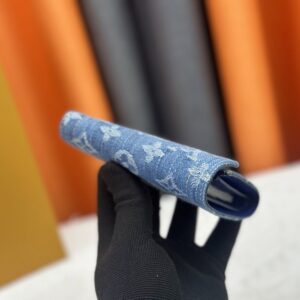 【AT13381】ルイ・ヴィトンのヴィクトリーヌシリーズ デニムブルー封筒型財布 コンパクトでエレガントなアクセサリー | LV