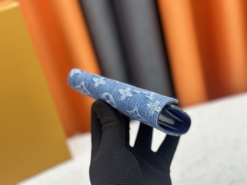 【AT13381】ルイ・ヴィトンのヴィクトリーヌシリーズ デニムブルー封筒型財布 コンパクトでエレガントなアクセサリー | LV