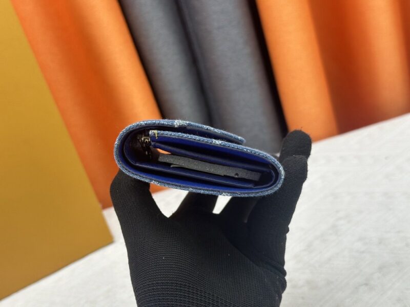 【AT13381】ルイ・ヴィトンのヴィクトリーヌシリーズ デニムブルー封筒型財布 コンパクトでエレガントなアクセサリー | LV