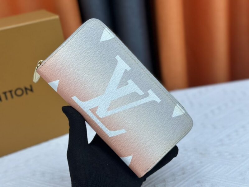 【AT13382】ルイ・ヴィトン（Louis Vuitton）By The Poolグラデーションモノグラムウォレット、ピンク系ラグジュアリーデザイン | Louis Vuitton Paris