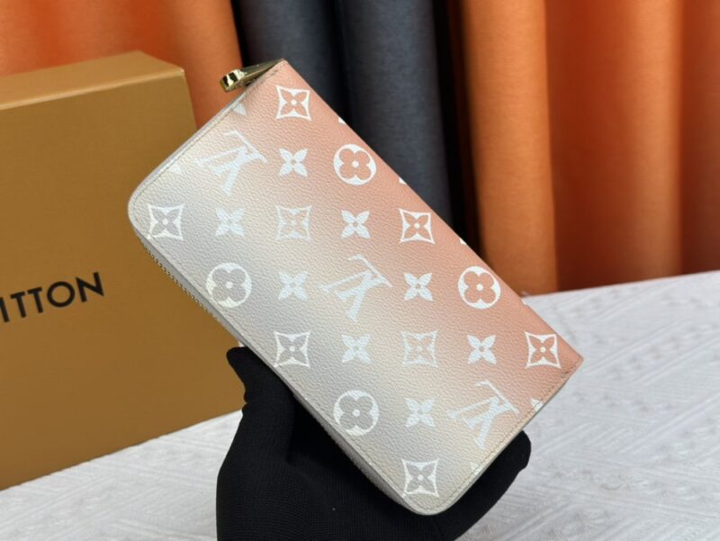【AT13382】ルイ・ヴィトン（Louis Vuitton）By The Poolグラデーションモノグラムウォレット、ピンク系ラグジュアリーデザイン | Louis Vuitton Paris