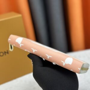 【AT13382】ルイ・ヴィトン（Louis Vuitton）By The Poolグラデーションモノグラムウォレット、ピンク系ラグジュアリーデザイン | Louis Vuitton Paris