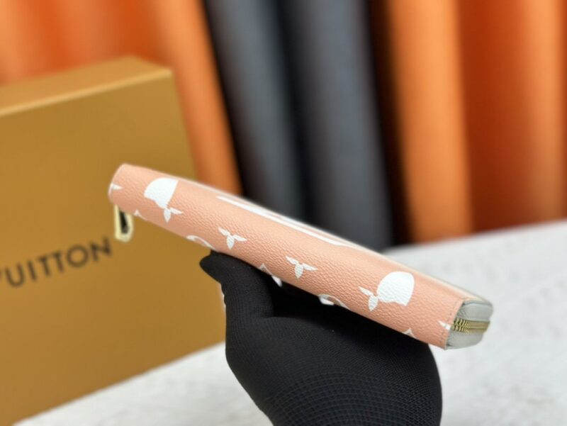 【AT13382】ルイ・ヴィトン（Louis Vuitton）By The Poolグラデーションモノグラムウォレット、ピンク系ラグジュアリーデザイン | Louis Vuitton Paris
